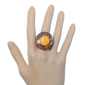 Bague ronde en bois de coco et coquillage pecten orange incrusté