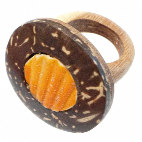 Bague ronde en bois de coco et coquillage pecten orange incrusté