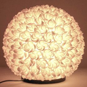Lampe sphère de coquillages bivalves blancs