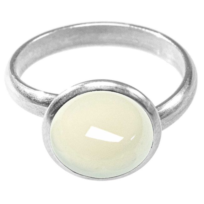 Bague argentée avec cabochon rond en calcédoine blanche