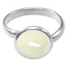 Bague argentée avec cabochon rond en calcédoine blanche