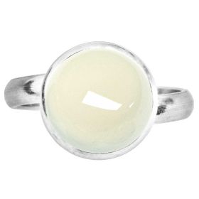 Bague argentée avec cabochon rond en calcédoine blanche