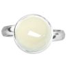 Bague argentée avec cabochon rond en calcédoine blanche