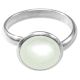 Bague argentée avec cabochon rond en pierre de lune blanche