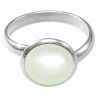 Bague argentée avec cabochon rond en pierre de lune blanche