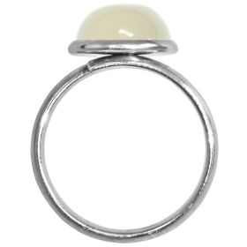 Bague argentée avec cabochon rond en agate blanche translucide