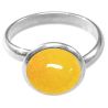 Bague argentée avec cabochon rond en jade teinté jaune