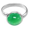 Bague argentée avec cabochon rond en onyx vert