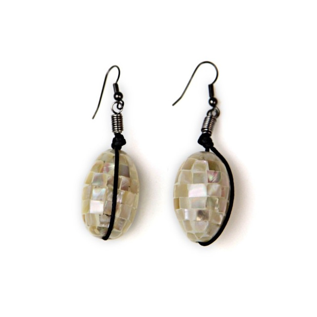 Boucles d'oreilles ovales en nacre facetée