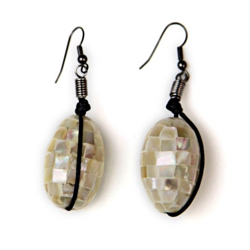 Boucles d'oreilles ovales en nacre facetée