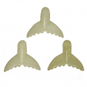 Pendentif pierre percée queue de baleine en jade de Chine