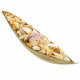 Pirogue feuille de coco remplie de coquillages assortis