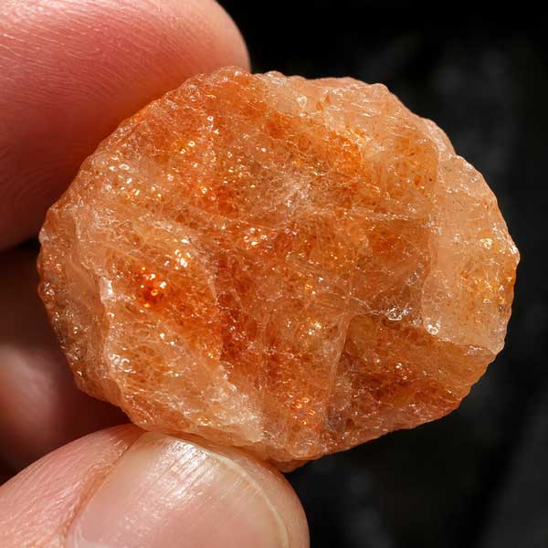Aventurescence produisant des scintillements dans une pierre de soleil