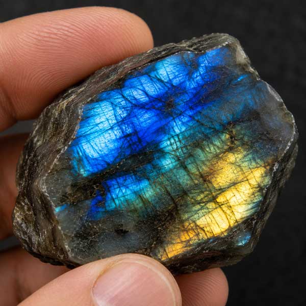 Labradorescence bleue et verte visible sur une labradorite