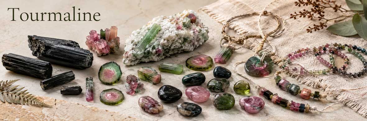 Tourmaline naturelle présentant différentes couleurs et formes
